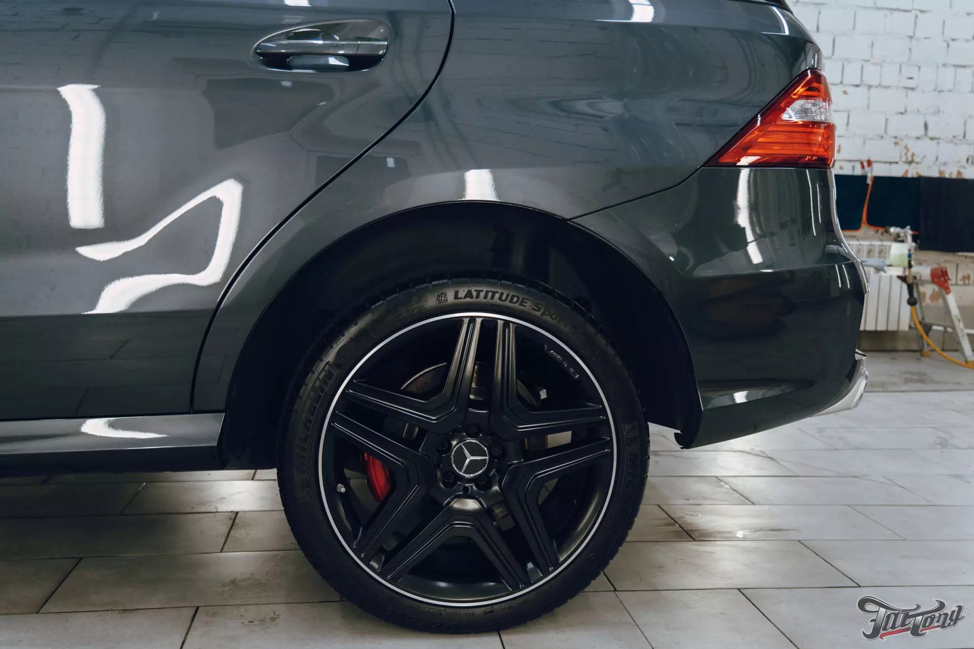 Mercedes ML 63 AMG. Полировка кузова+керамика. Антидождь. Мойка подкапотного пространства. Уборка салона. Выставление зазоров
